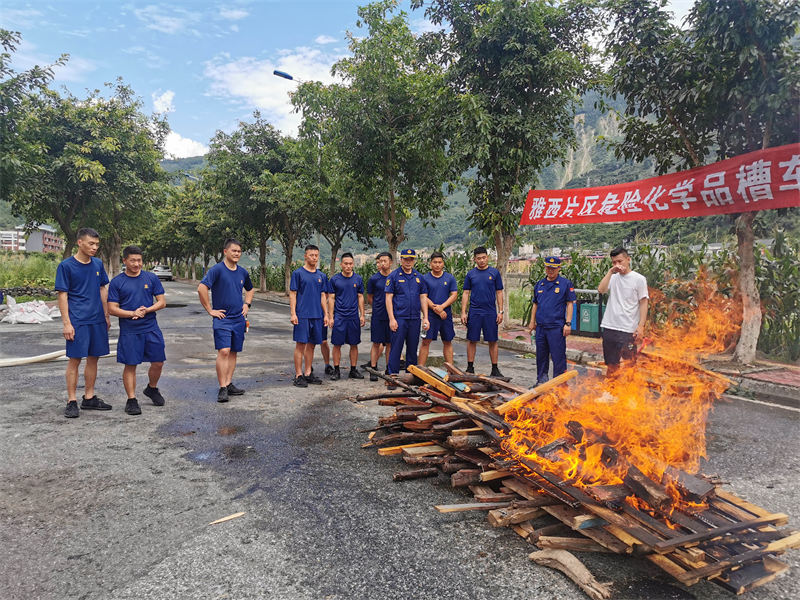 石棉县消防救援大队现场展示高分子凝胶灭火剂隔热阻燃效果